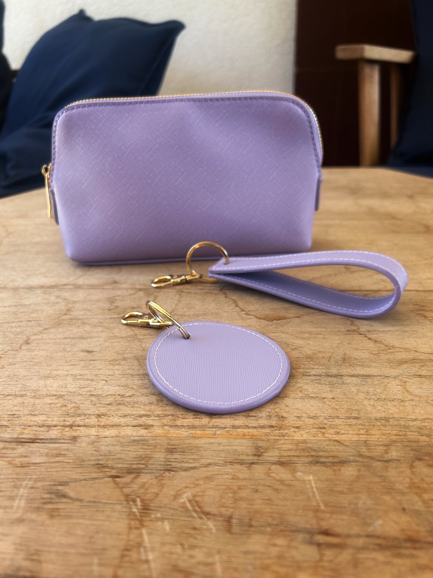 ACCESSORY CASE MIT RUNDEM ANHÄNGER (LILA)